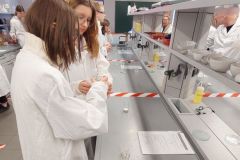 Zajecia laboratoryjne na Wydziale Chemii